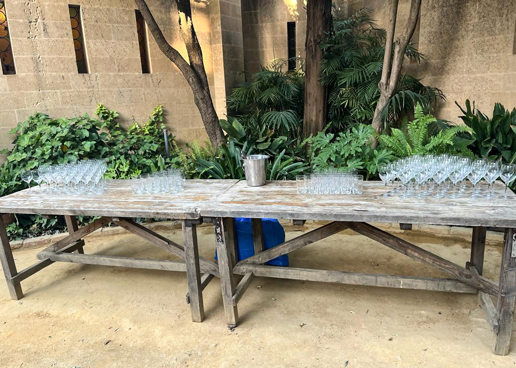 Mesa preparada con cristalería para servicio de bebidas en eventos y celebraciones de CATERING MARIA ANTONIA en Cádiz